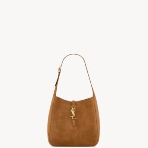 LE 5 À 7 SUPPLE SMALL IN SUEDE
CARAMEL COGNAC