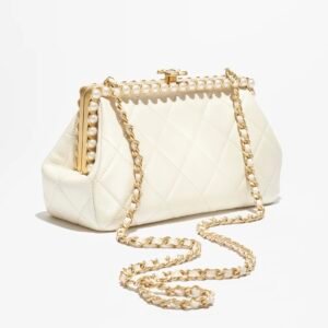 CLUTCH
 
Pearly Lambskin, Imitation Pearls & Gold-Tone Metal 
Light Beige