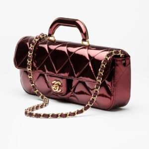 LARGE FLAP BAG WITH TOP HANDLE
 
Metallic Mirror Calfskin & Gold-Tone Metal 
Burgundy