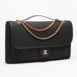 MAXI FLAP BAG WITH TOP HANDLE
 
Wool & Gold-Tone Metal 
Dark Grey