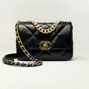 CHANEL 19 HANDBAG
 
Shiny Lambskin, Gold-Tone, Silver-Tone & Ruthenium-Finish Metal 
Black