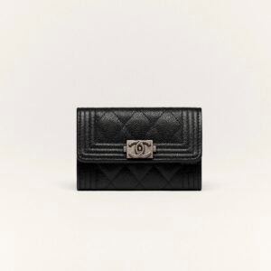 BOY CHANEL FLAP CARD HOLDER
 
Shiny Grained Calfskin & Ruthenium-Finish Metal 
Black