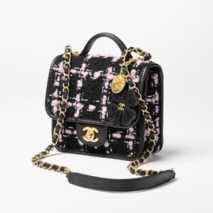 MINI FLAP BAG WITH TOP HANDLE
 
Wool Tweed, Calfskin & Gold-Tone Metal 
Black, Light Pink & White