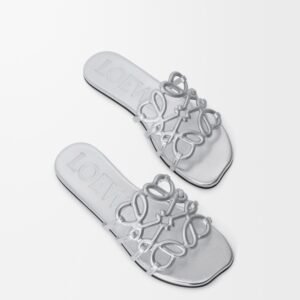 Petal Anagram slide in laminated lambskin
Slide in laminated lambskin featuring a cut-out Anagram upper with hand-painted edges and hand-stitched seams.