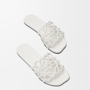 Petal Anagram slide in soft calfskin

Slide in soft calfskin featuring a cut-out Anagram upper with hand-painted edges and hand-stitched seams