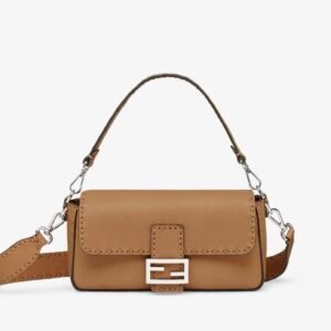 Baguette
Cappuccino-coloured Selleria bag with 612 hand-sewn stitches