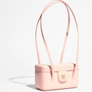 LONG VANITY WITH LEATHER STRAP
Grained Shiny Calfskin & Gold-Tone Metal 
Light Pink
