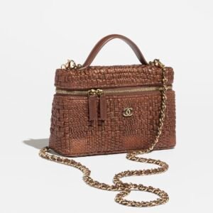 CLASSIC VANITY WITH CHAIN
Braided Raffia & Gold-Tone Metal 
Brown