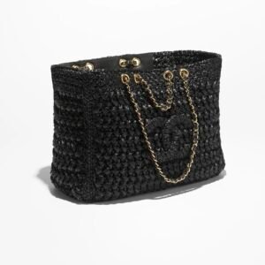 THE CHANEL COCO BEACH 2026 COLLECTION
SHOPPING BAG
Braided raffia, calfskin & gold-colored metal 
Black